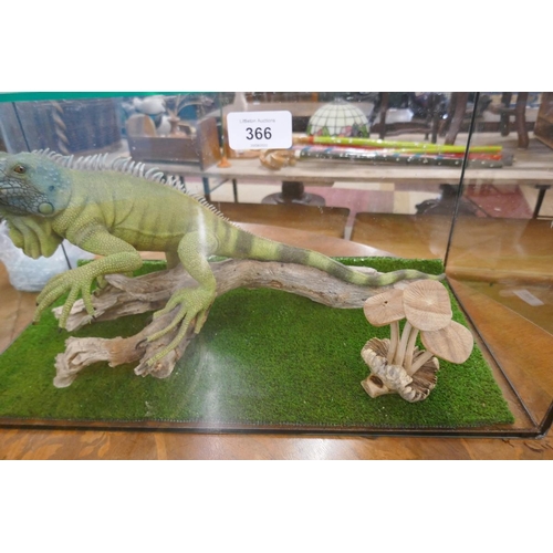 366 - Hand crafted and hand painted iguana - Approx size: W: 60cm D: 30cm H: 30cm