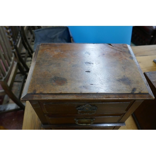 379 - Small chest of drawers - Approx height: 40cm