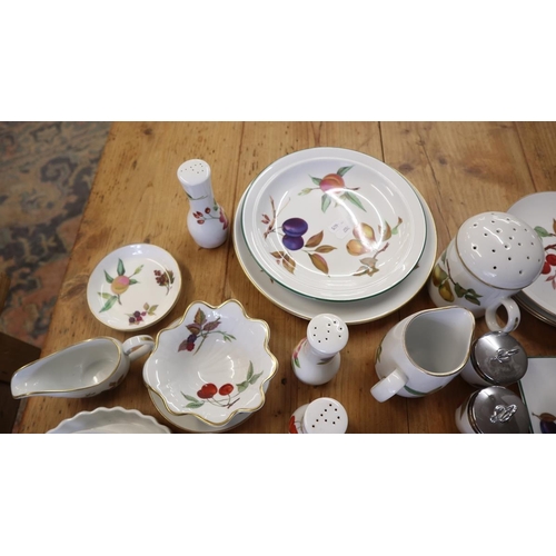 400 - Collection of Royal Worcester Evesham pattern etc