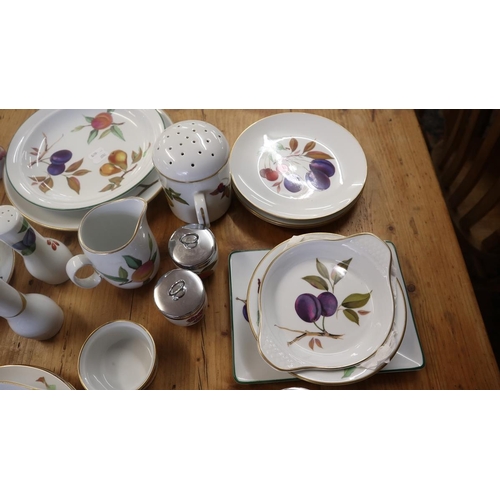 400 - Collection of Royal Worcester Evesham pattern etc