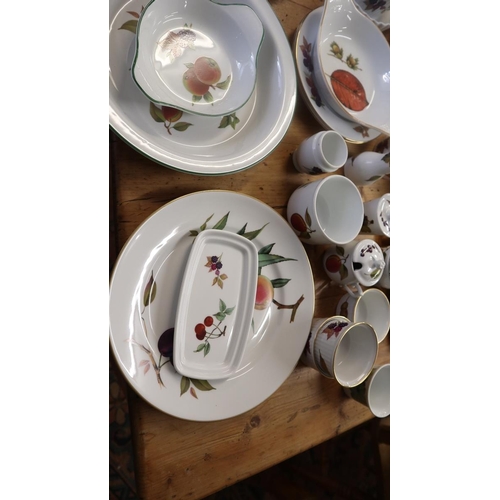 400 - Collection of Royal Worcester Evesham pattern etc