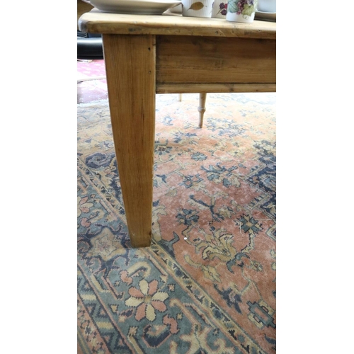 401 - Pine farmhouse table - Approx size: L: 122cm W: 86cm H: 72cm