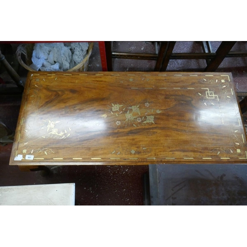 441 - Brass inlaid mahogany coffee table on cabriole legs - Approx size: L: 122cm W: 55cm H: 47cm together... 