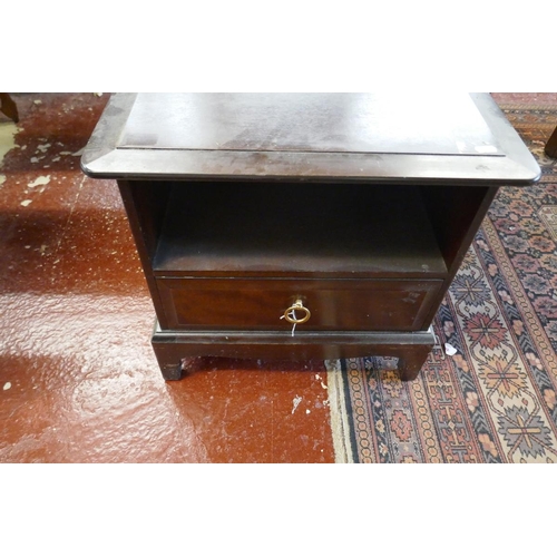 441 - Brass inlaid mahogany coffee table on cabriole legs - Approx size: L: 122cm W: 55cm H: 47cm together... 