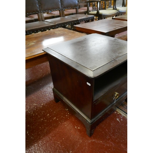 441 - Brass inlaid mahogany coffee table on cabriole legs - Approx size: L: 122cm W: 55cm H: 47cm together... 