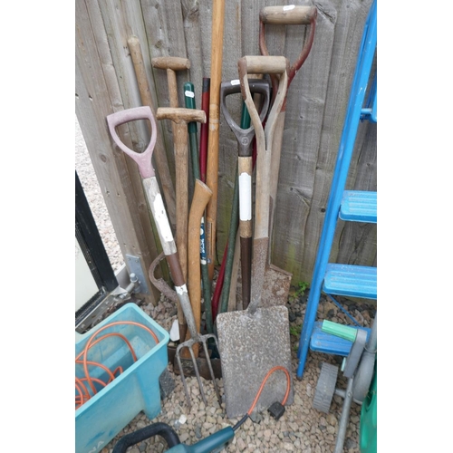 480 - Collection of garden tools to include electric hedge trimmer