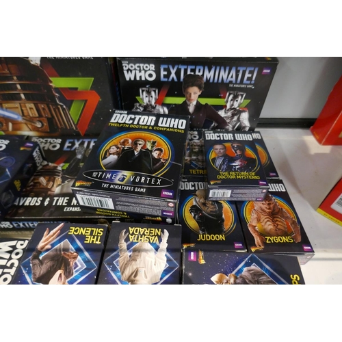 136 - Collection of Dr Who to include sets board game etc