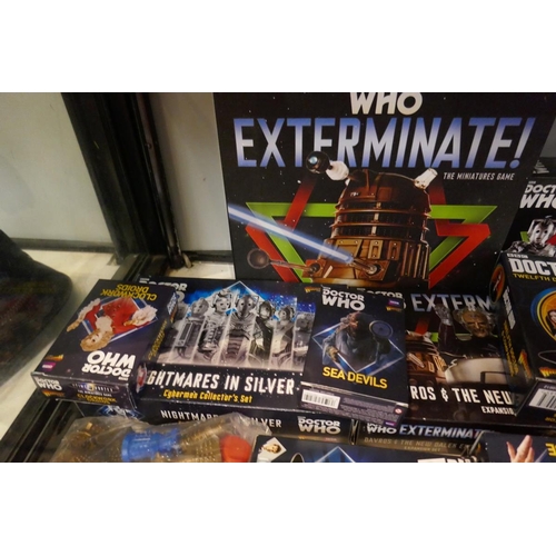 136 - Collection of Dr Who to include sets board game etc