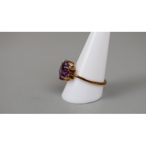 36 - Gold amethyst set ring - Approx ring size: V