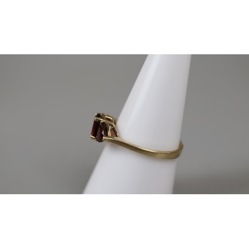 37 - Gold garnet set ring - Approx ring size: P