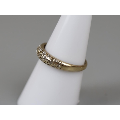 40 - Gold diamond ring - Approx ring size: O