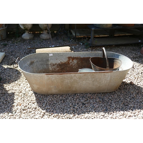 400 - Galvanised tin bath and 2 buckets