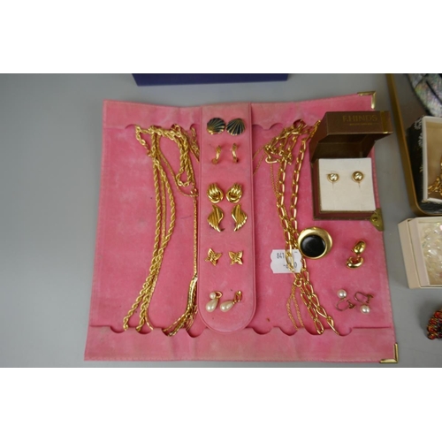 50 - Various jewellery to include gold