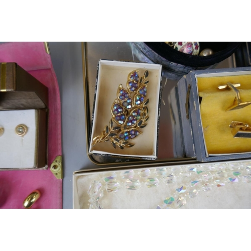 50 - Various jewellery to include gold