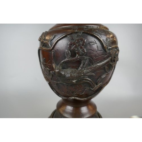 84 - Bronze vase on wooden stand adorned with birds and dragons - Approx height: 42cm