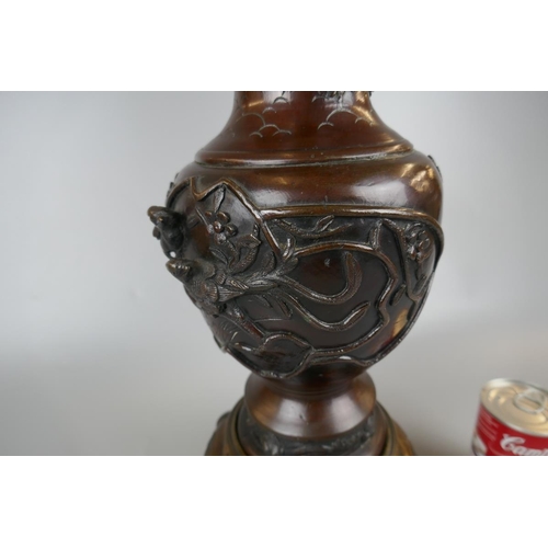 84 - Bronze vase on wooden stand adorned with birds and dragons - Approx height: 42cm