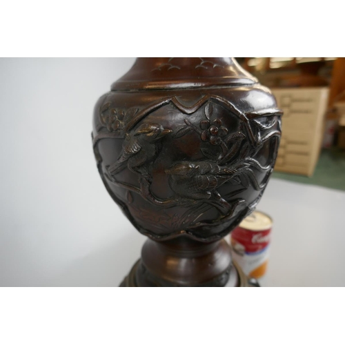 84 - Bronze vase on wooden stand adorned with birds and dragons - Approx height: 42cm