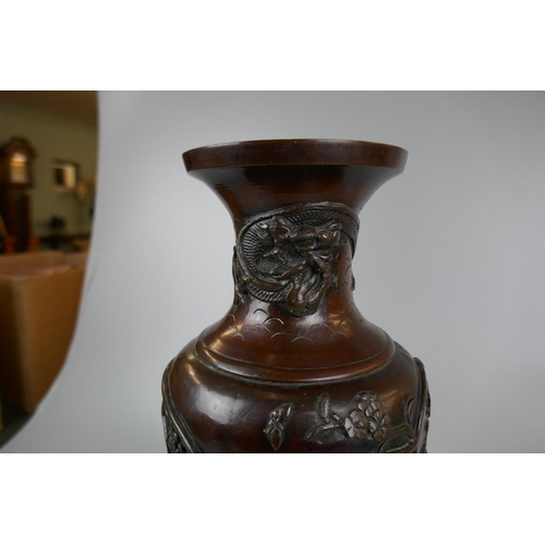 84 - Bronze vase on wooden stand adorned with birds and dragons - Approx height: 42cm