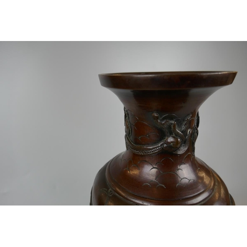 84 - Bronze vase on wooden stand adorned with birds and dragons - Approx height: 42cm