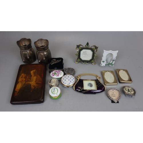 105 - Collectables to include pill boxes, a pair of money bag vases etc