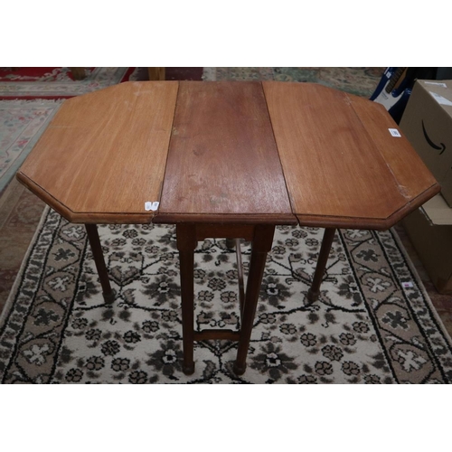 200 - Cotswold style walnut dropleaf table