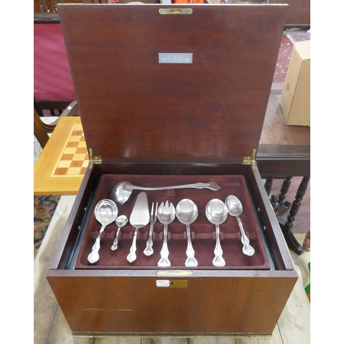 237 - German canteen of cutlery in wooden box