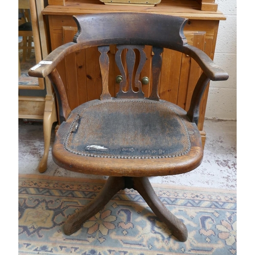 431 - Oak swivel office chair