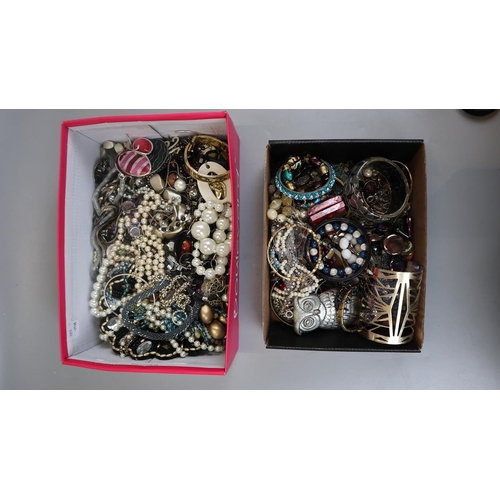 68 - Collection of costume jewellery