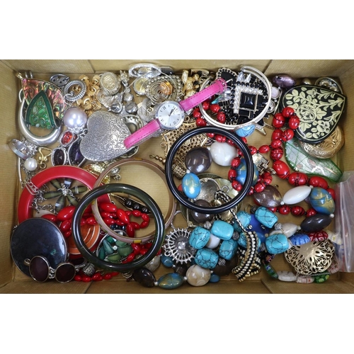 86 - Collection of costume jewellery