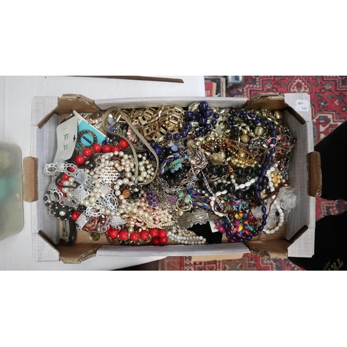 90 - Large quantity of costume jewellery