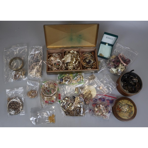 93 - Collection of costume jewellery