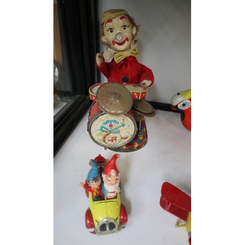 166 - Collection of vintage toys to include child's gramophone by Chad Valley and tin plate