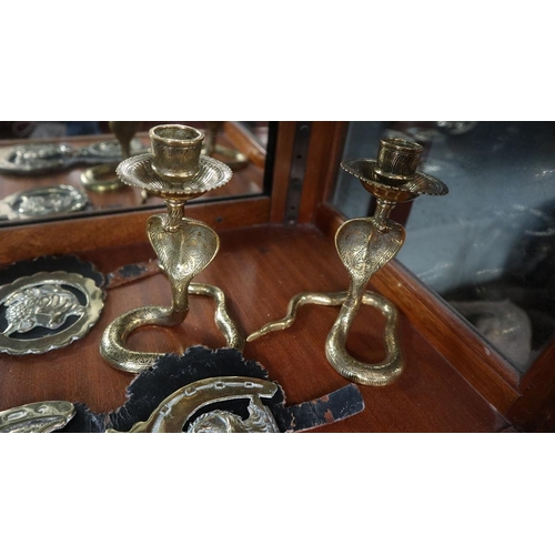 167 - Collection of brass to include candlesticks and horse brasses