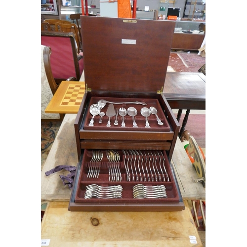 237 - German canteen of cutlery in wooden box