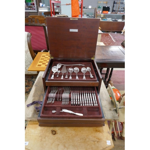 237 - German canteen of cutlery in wooden box