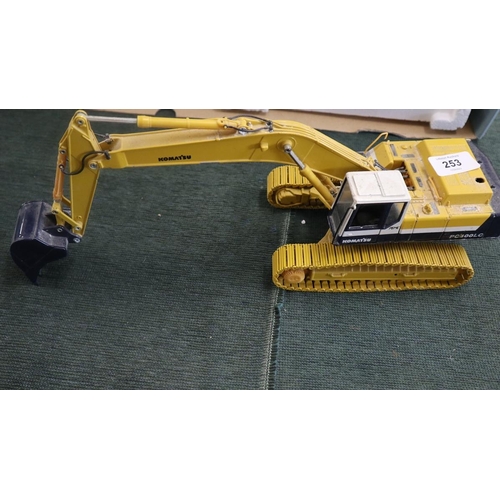 253 - 2 die cast excavators - CAT and Komatsu