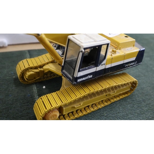 253 - 2 die cast excavators - CAT and Komatsu