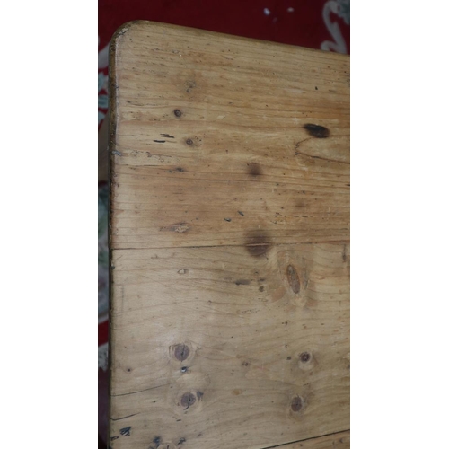 274 - Pine farmhouse table - Approx size: L: 122cm W: 86cm H: 72cm