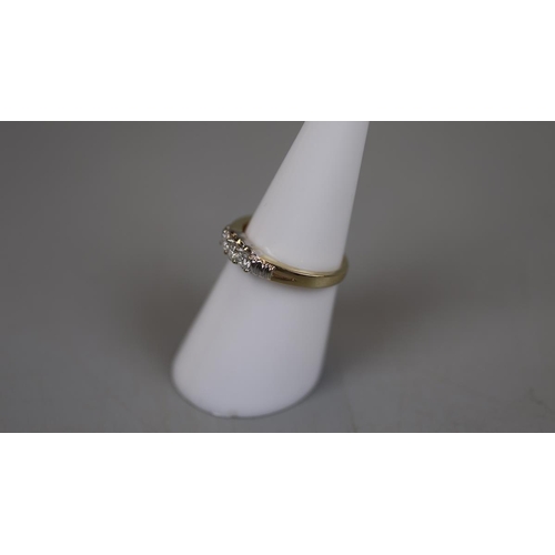 41 - Gold 3 stone diamond ring - Approx size: M