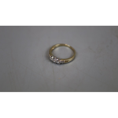 41 - Gold 3 stone diamond ring - Approx size: M