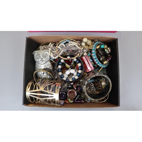 68 - Collection of costume jewellery