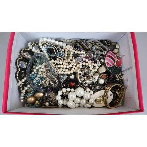 68 - Collection of costume jewellery