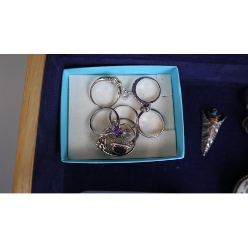 94 - Collection of jewellery to include silver