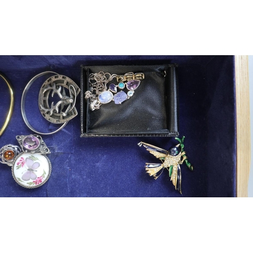 94 - Collection of jewellery to include silver