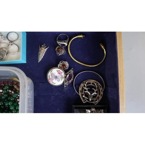 94 - Collection of jewellery to include silver