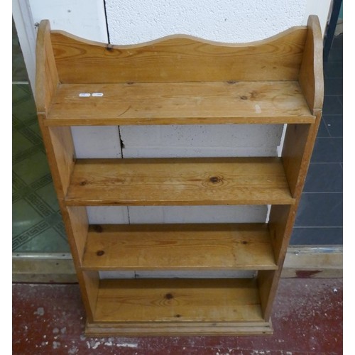 321 - Pine book shelf together with a gilt frame mirror