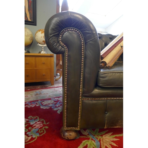 381 - Leather button back tub chair 