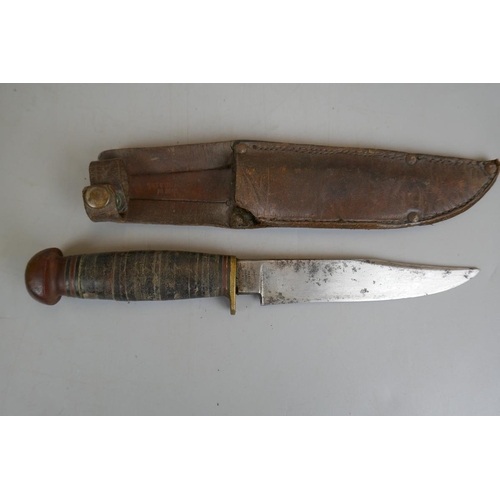 182 - 2 knives together with cap badges and buttons