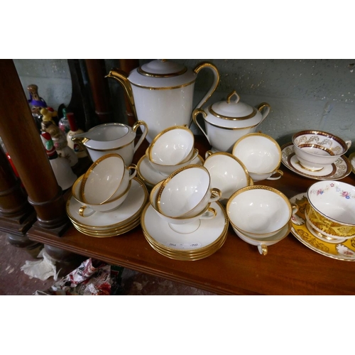 230 - Collection of ceramics to include Royal Worcester Evesham pattern & vintage jelly moulds