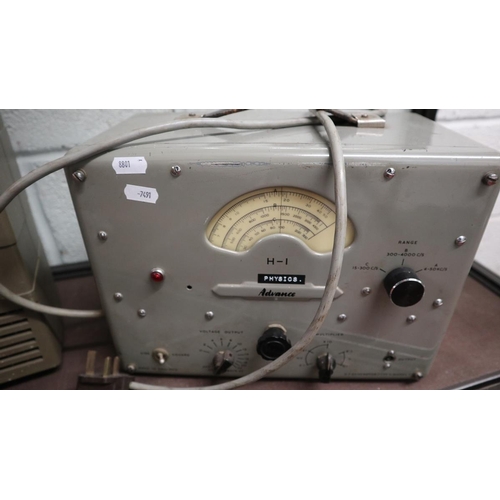 333 - Oscilloscope type D1011 together with advance signal generator